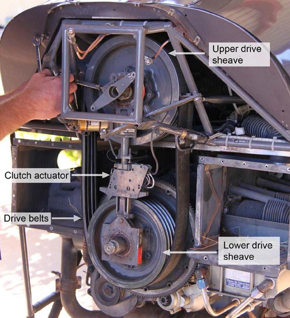 Questa foto mostra le due pulegge, il dispositivo tendicinghia e la cinghia di trasmissione (la foto mostra un R-22 nella versione Beta)