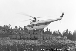 Novembre 1975 - L'Helitech-Sikorsky S-55T HB-XDS in servizio con la Eisenhut Aviation (foto HAB)