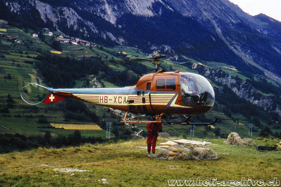 Jean-Pierre Allet impegnato nel trasporto di materiale con l'Agusta-Bell 47J3B-1 HB-XCA (archivio R. Gauderon)