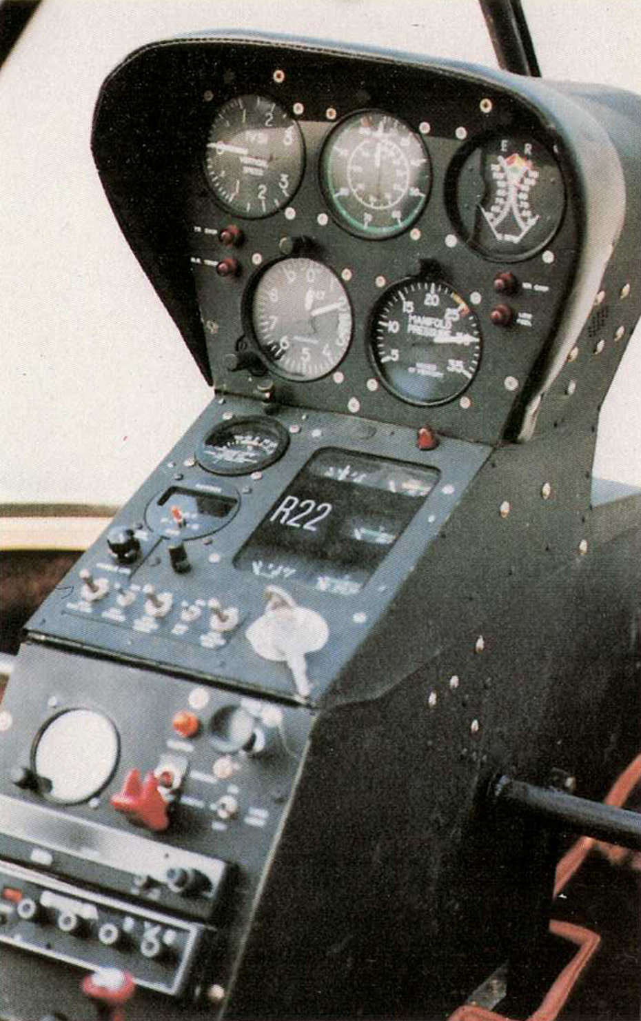The instrument panel of one of the first R22 manufactured in series (HAB)