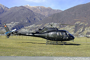 Locarno airport/TI, January 2007 - The AS 350B3 Ecureuil HB-ZEJ in service with Tarmac Aviation (K. Albisser)