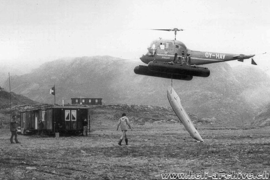 Greenland, summer 1972 - The Agusta-Bell 47J OY-HAV (s/n 1016) transports a rubber dinghy suspended to the barycentric hook (E. Devaud - HAB)