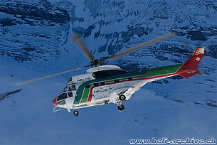 Kleine Scheidegg/BE, gennaio 2005 - L'AS 332C1 Super Puma HB-XVY in servizio con la Helog AG (H. Zurniwen)