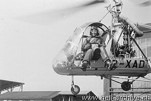 1955 - L'Hiller UH-12A HB-XAD in servizio con la Air Import decolla per un volo fotografico (archivio M. Kramer)
