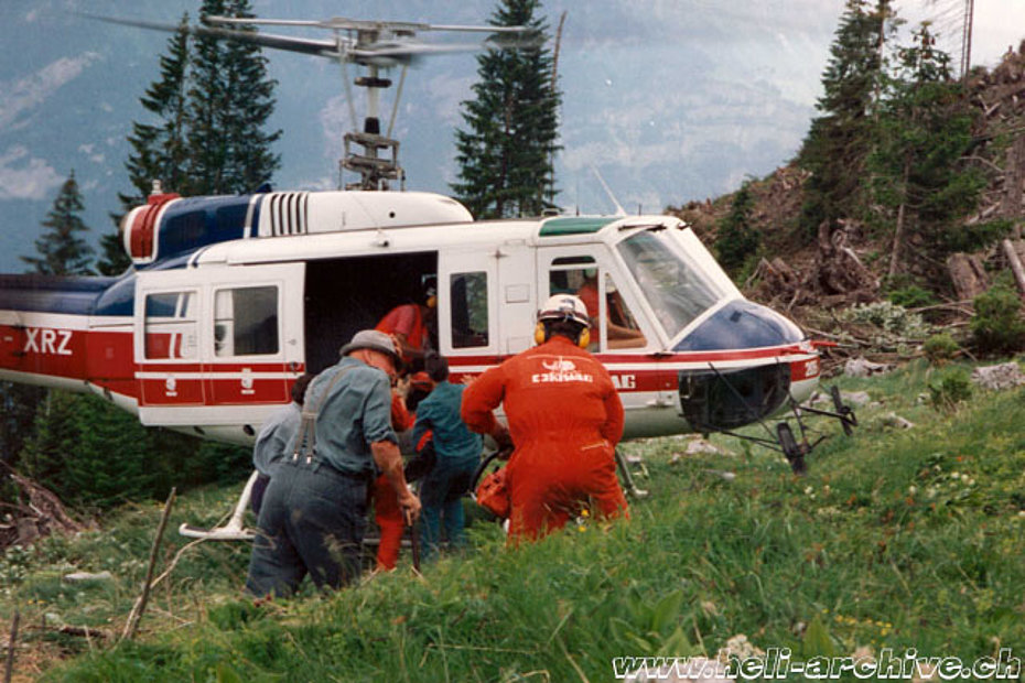 The Bell 205 Super HB-XRZ photographed during a logging operation in 1988 (archive D. Vogt)