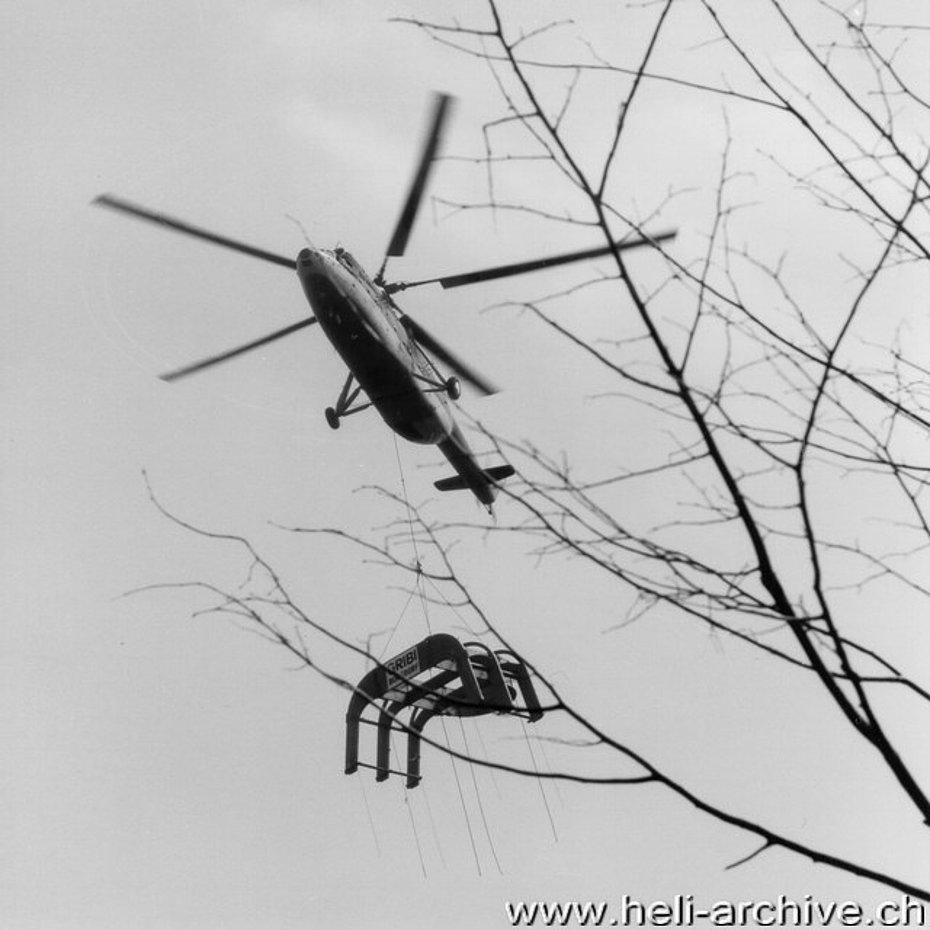 Berna-Wabern/BE, aprile 1966 - Il Mil Mi-6 CCCP-06174 impegnato nel trasporto di una capriata del peso di 5 tonnellate destinata ad un nuovo edificio dell'Istituto federale di metrologia (W. Studer - HAB)