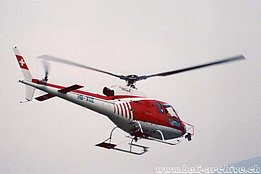Marzo 2002 - L'AS 350B2 Ecureuil HB-XUZ in servizio con la Heliswiss (M. Bazzani)