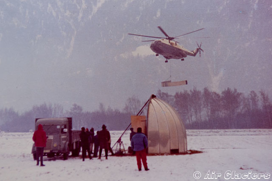 Raron/VS, 21 dicembre 1966 - L'SA 321 Super Frelon F-WJUX compie un volo di prova con un elemento della cupola sospeso al gancio baricentrico (© Air Glaciers)