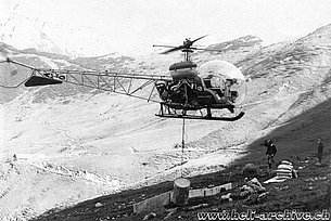 Alpi svizzere, anni Sessanta - L'Agusta-Bell 47G3B-1 HB-XCI in servizio con la Heliswiss impegnato nel trasporto di ghiaia (HAB)
