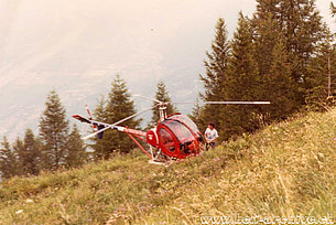 Alpi grigionesi, 1979 - Lo Hughes 269C HB-XGX in servizio con la Fuchs Robert (archivio D. Vogt)