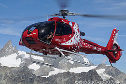 Agosto 2015 - L'EC 130T2 HB-ZAZ in servizio con la Air Zermatt decolla dalla Hörlihütte (H. Zurniwen)