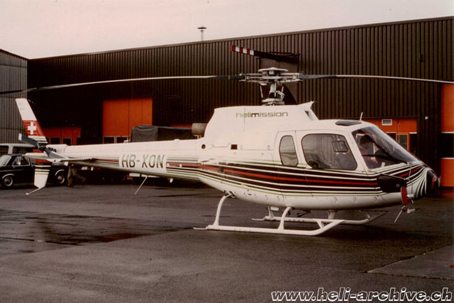 L'AS 350B Ecureuil HB-XON fotografato a Belp/BE (archivio E. Krebs)