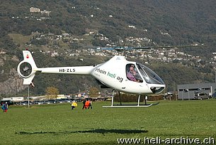 Aeroporto cantonale di Locarno/TI, ottobre 2011 - L'elicottero Guimbal Cabri G2 HB-ZLS in servizio con la Rhein-Helikopter (M. Bazzani)