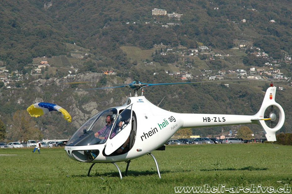 Aeroporto cantonale di Locarno/TI, ottobre 2011 - Il Guimbal Cabri G2 HB-ZLS in servizio con la Rhein-Helikopter (M. Bazzani)