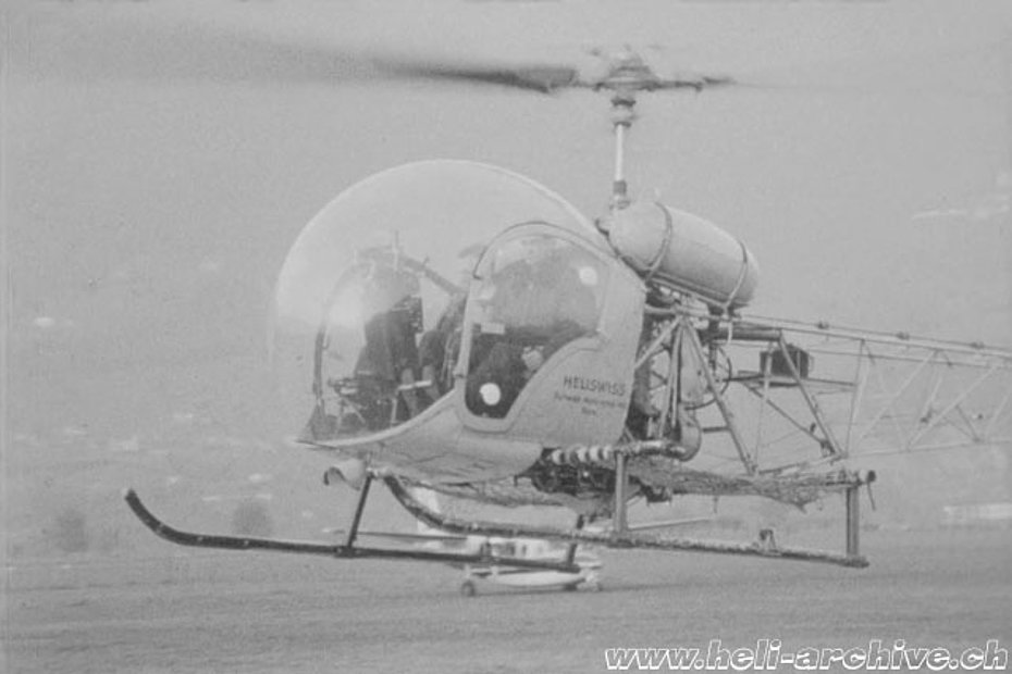 Aeroporto cantonale di Locarno/TI, primavera 1964 - Jacques-Pascal Castaing ai comandi di un Bell 47G2 della Heliswiss (HAB)