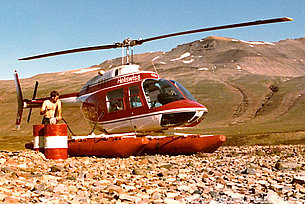 Greenland, summer 1971 - Silvio Refondini refuels the Bell 206A Jet Ranger HB-XDH in service with Heliswiss (S. Refondini) 