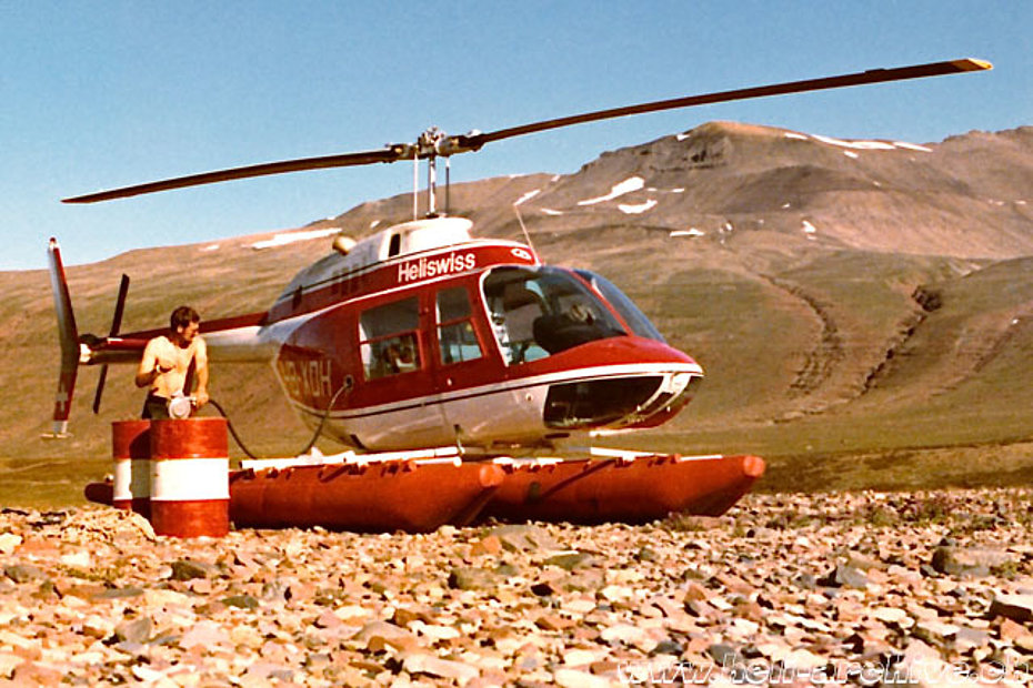 Greenland, summer 1971 - Silvio refuels the Bell 206A Jet Ranger HB-XDH in service with Heliswiss (S. Refondini) 