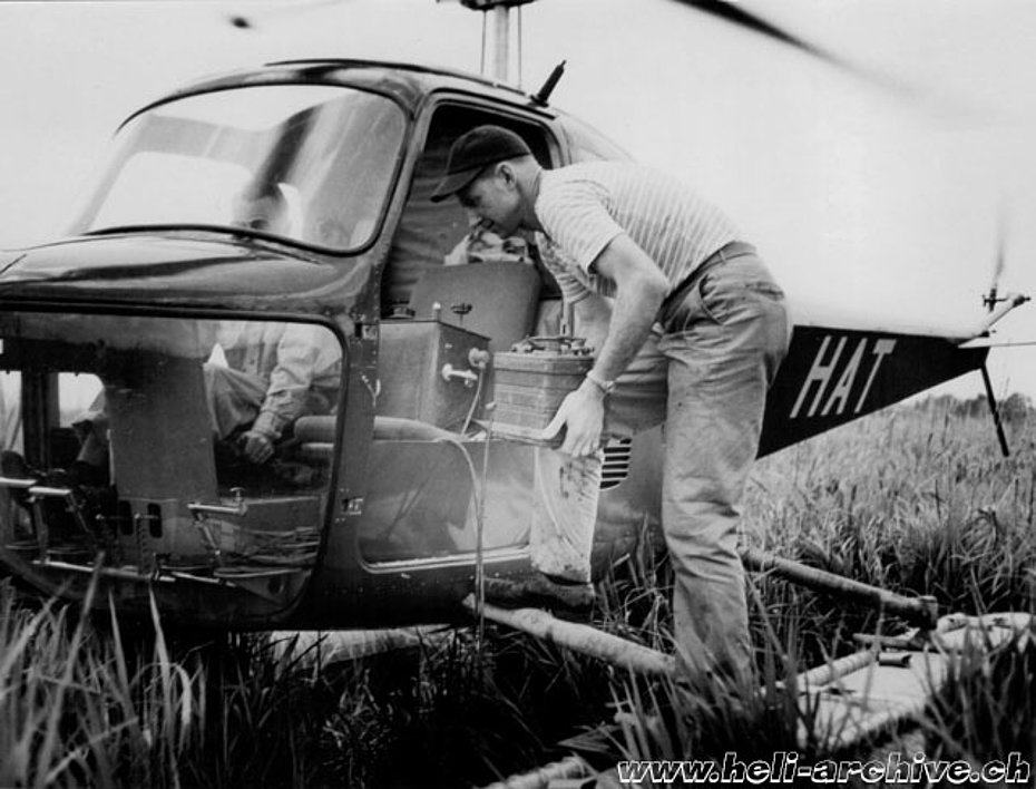 Luisiana, luglio 1947 - Il tecnico dopo la lettura carica il scintillografo a bordo del Bell 47B (HAB)