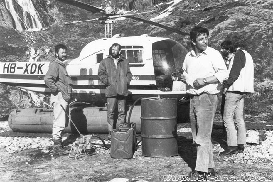 Groenlandia, estate 1972 - In primo piano il pilota elvetico Ernest Devaud pilota del Bell 47J Ranger HB-XDK impiegato per conto della GGU (E. Devaud - HAB)