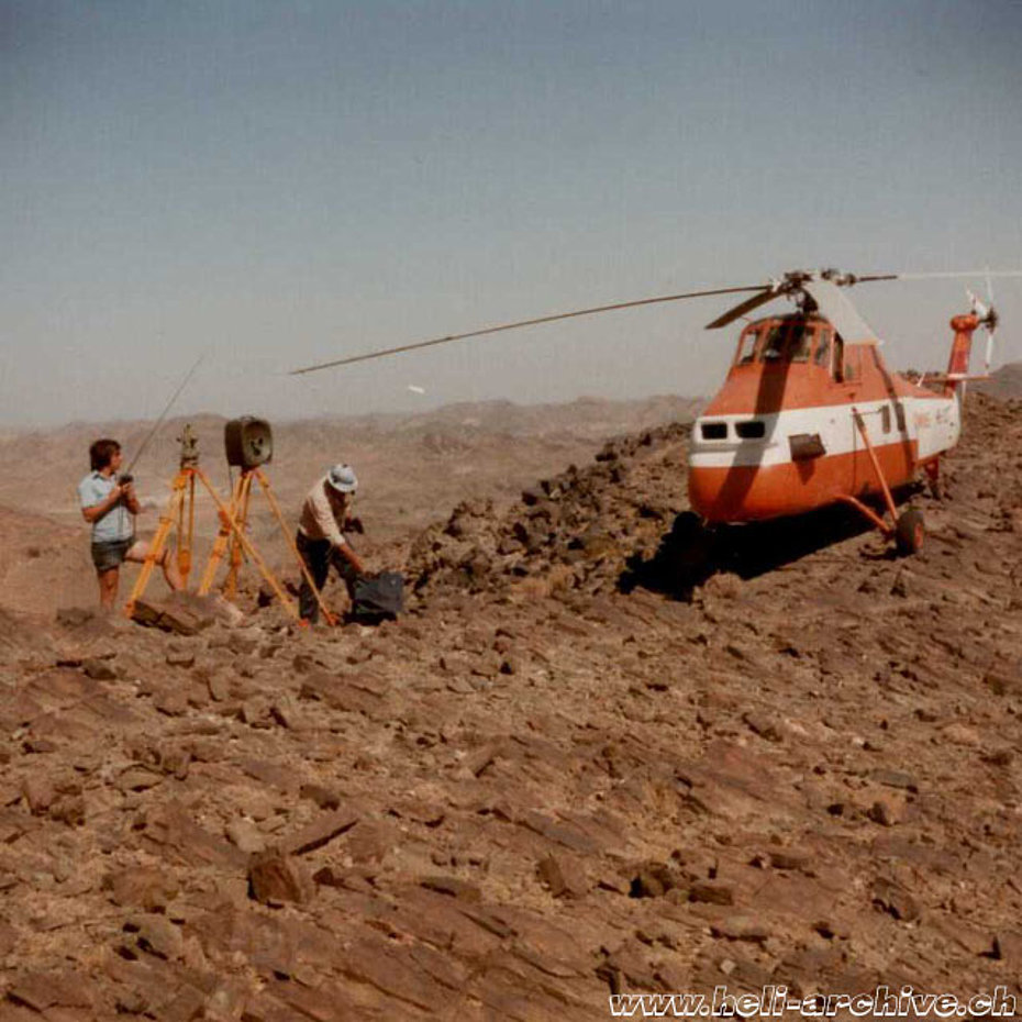 Arabia Saudita, giugno 1978 - Il Sikorsky S-58T HB-XDT della Heliswiss qui impiegato per voli di misurazione (H. Gasser)