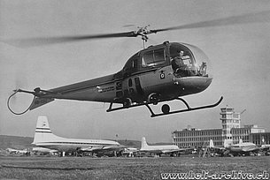 Kloten/ZH, febbraio 1957 – Oswald Matti ai comandi del Bell 47J Ranger HB-XAU in servizio con la Società svizzera di salvataggio (archivio Bauer)