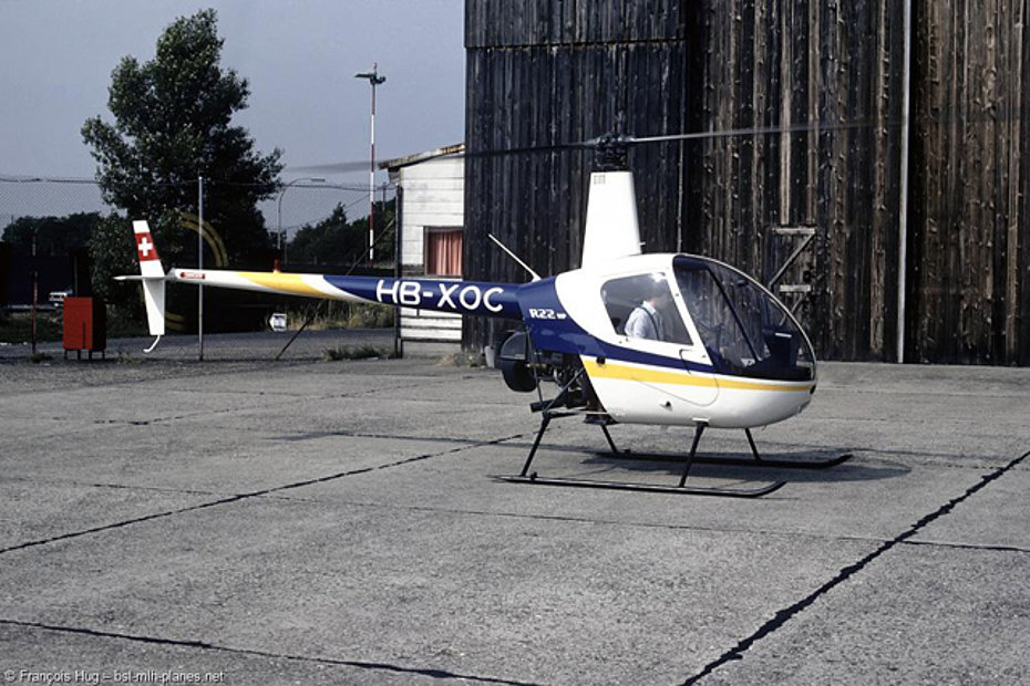 Aeroporto di Basilea, 29 giugno 1983 - Il Robinson 22HP HB-XOC fu distrutto in un incidente causato dal mast-bumping (François Hug - www.bsl-mlh-planes.net)