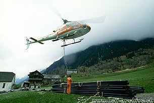 Alpi svizzere, anni Ottanta - L'AS 350B Ecureuil HB-XMI in servizio con la Heliswiss impegnato nel trasporto di materiale (HAB)
