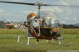 Anni Ottanta - Il Westland-Bell 47G3B-1 Soloy HB-XLE in servizio con la Heliswiss impegnato nel trasporto di passeggeri (P. Wernli)
