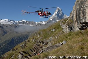 Agosto 2010 - L'SA 315B Lama HB-XSW della Air Zermatt fotografato a Schweifinen/VS durante la costruzione di ripari valangari. Sullo sfondo l'inconfondibile sagoma del Cervino (H. Zurniwen)