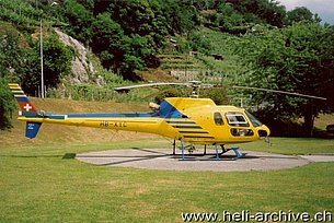Monte Carasso, April 1992 - The AS 350B2 Ecureuil HB-XYC in service with XME (M. Bazzani)