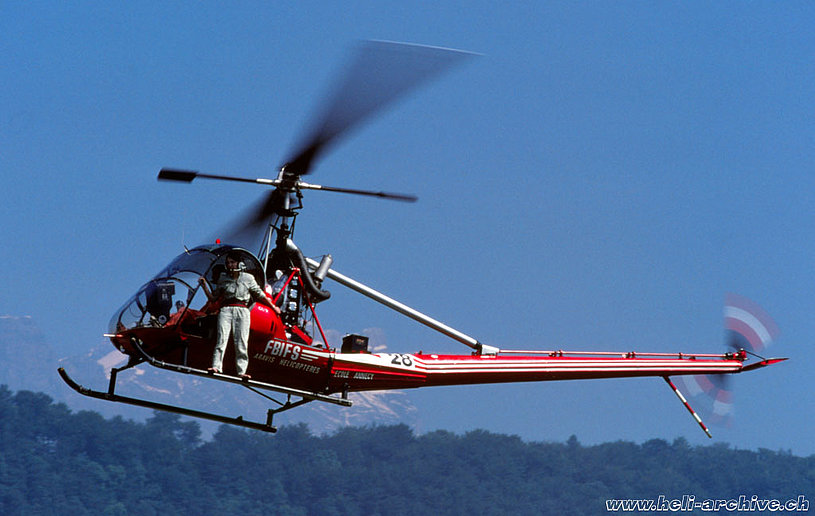 Meeting di Bex, agosto 1985 - L'Hiller UH-12B F-BIFS in azione (A. Heumann)