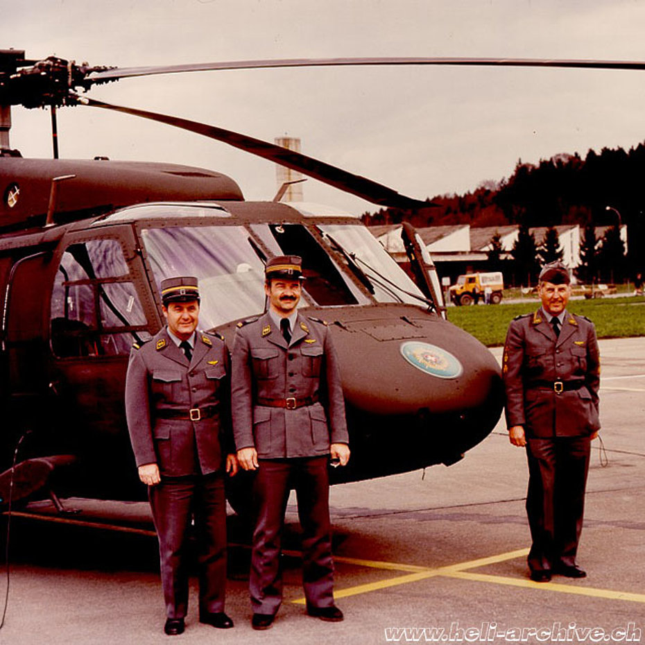 Oswald Matti (a destra) accanto ad un Sikorsky Black Hawk (O. Matti)