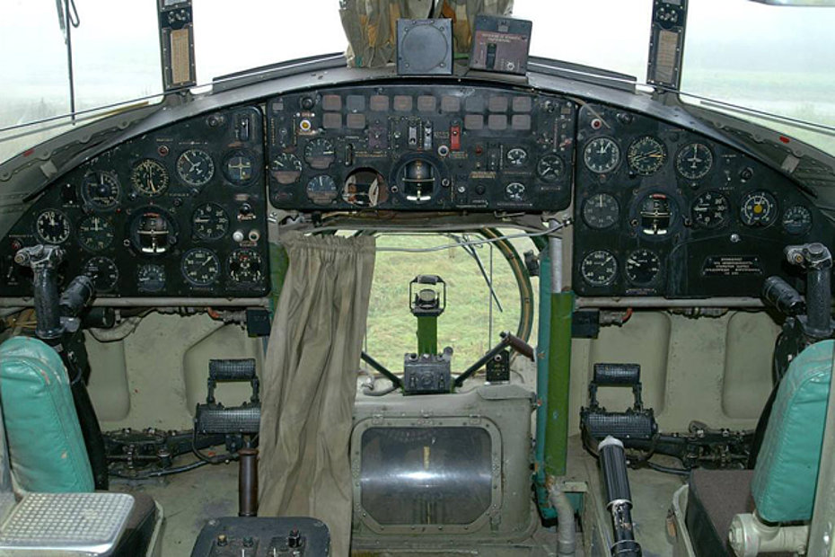 Il posto di pilotaggio di un Mil Mi-6 Hook (foto Y. Kabernik)