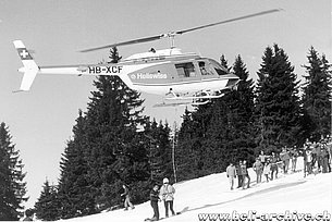 La Berra/VD, dicembre 1975 - L'Agusta-Bell 206A/B Jet Ranger II HB-XCF durante un'esercitazione (archivio E. Devaud)