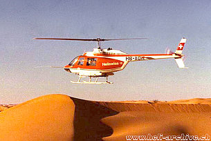 Anni Settanta, deserto del Sahara - Il Bell 206A/B Jet Ranger II HB-XDH in servizio con la Heliswiss (archivio S. Refondini)