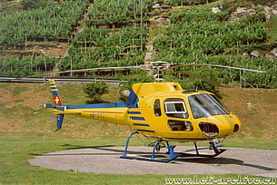 Monte Carasso/TI, aprile 1992 - L'AS 350B2 Ecureuil HB-XYC in servizio con la XME SA (M. Bazzani)