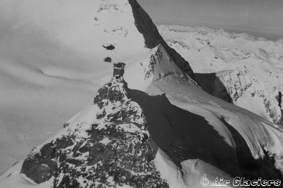 March 22, 1967 - The SA 321 Super Frelon F-WJUX approaches the Sphinx observatory with the dome suspended on the baricentric hook (archive Air Glaciers)