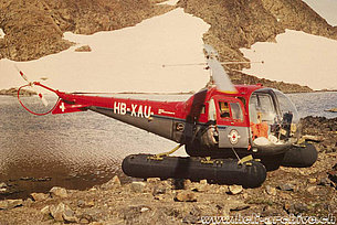 Greenland, summer 1968 - The Bell 47J Ranger HB-XAU fitted with pontoons for amphibian use. The Swiss crew nicknamed this helicopter "Tugto" (M. Burkhard - HAB)