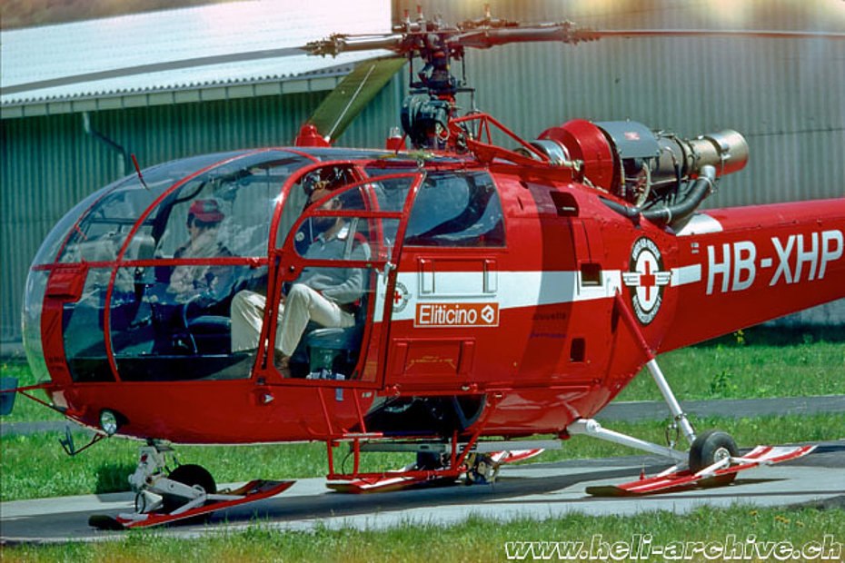 Aeroporto cantonale di Locarno/TI, agosto 1979 - Walter Hügel ai comandi dello storico SA 319B Alouette 3 HB-XHP a bordo del quale compì moltissime missioni di salvataggio nelle valli ticinesi (B. Acklin)