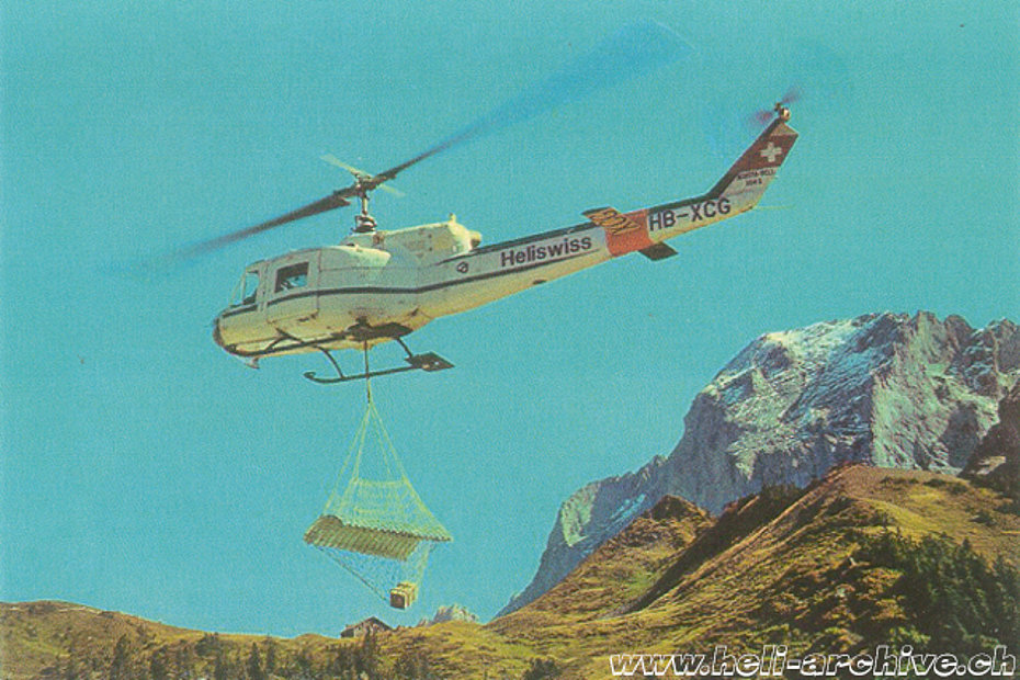 Foto 3 - Gli Agusta-Bell 204B in servizio con la Heliswiss potevano inizialmente sollevare un carico sospeso di 1'000 kg. La capacità di sollevamento fu poi incrementata a 1'500 kg grazie ad un turbomotore più potente (HAB)