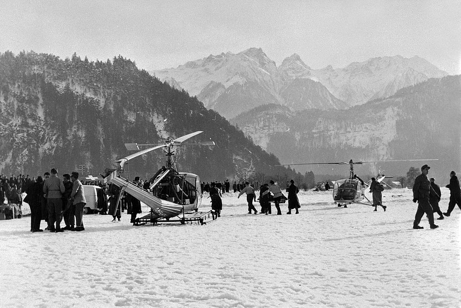 In primo piano l'Hiller UH-12B HB-XAC che fu impiegato nel gennaio 1954 nel Voralberg per portare soccorso alle vittime delle valanghe (H. Klapper - Vorarlberger Landesbibliothek)