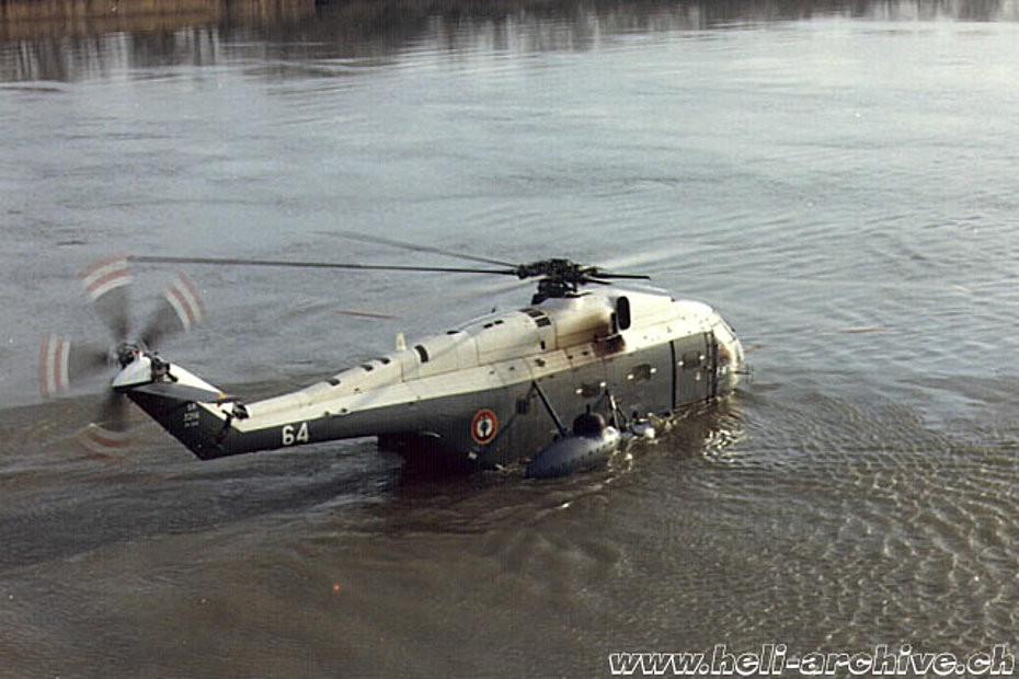 L'SA 321 Super Frelon poteva posarsi sulla superficie del mare o di uno specchio d'acqua ma solo con condizioni ideali (HAB)