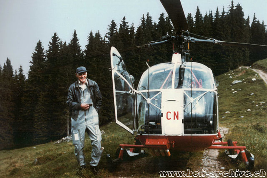 Werner Donau accanto all'SE 318C Alouette II HB-XCN provvisto di antenna per la localizzazione dei segnali emessi dagli ELT (fam. Donau)