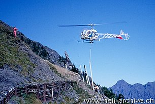 Fine anni '60 - L'Agusta-Bell 47G3B-1 HB-XCI della Heliswiss pilotato da Ueli Bärfuss impegnato nella costruzione di ripari valangari (U. Bärfuss)