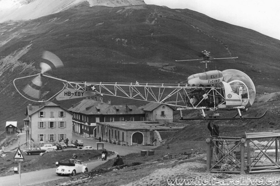 Agosto 1968 - L'Agusta-Bell 47G3B-1 HB-XBY acquistato dall'imprenditore ticinese Claudio Valsesia impegnato nel trasporto di materiale (HAB)