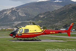 Sion/VS, maggio 2008 - L'AS 350B2 Ecureuil HB-XVA in servizio con l'Ufficio federale dell'aviazione civile (N. Däpp)