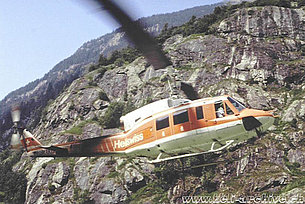 Alpi svizzere, anni Ottanta - Il Bell 214B-1 Big Lifter HB-XKH in servizio con la Heliswiss (Avijoy)