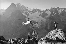 Val Veny/Italia, 1970 - L'Agusta-Bell 204B HB-XCG della Heliswiss impegnato nel trasporto di beton (archivio P. Füllemann)