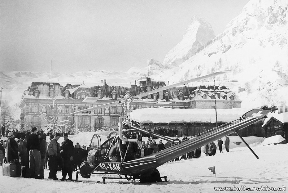 Zermatt/VS, febbraio 1955 - L'Hiller UH-12B HB-XAH in servizio con la Air Import arriva a Zermatt per rifornire il villaggio (archivio J. Bauer)