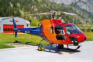 Erstfeld/UR, aprile 1997 - L'AS 350B2 Ecureuil HB-XTF della Heli-Gotthard con i nuovi colori (K. Albisser)